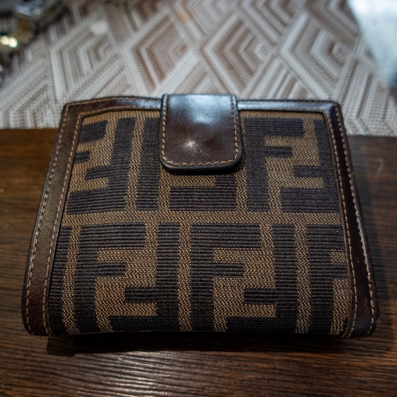 AUTHENTIC FENDI ZUCCA CANVAS AND LEATHER BIFOLD WALLET MADE IN ITALY - Picture 2 of 6